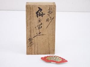 虹雲造　奈良一刀彫扇面帯留